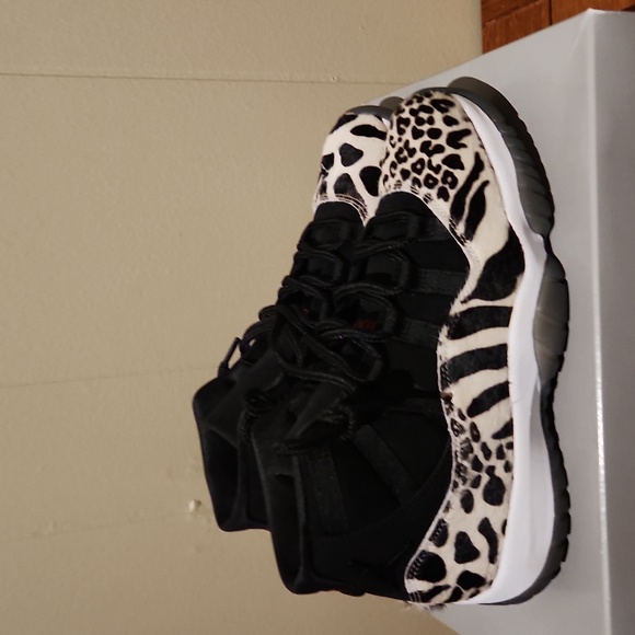 Size 9 women's jordans 11 instinct addition brand new - Picture 2 of 5